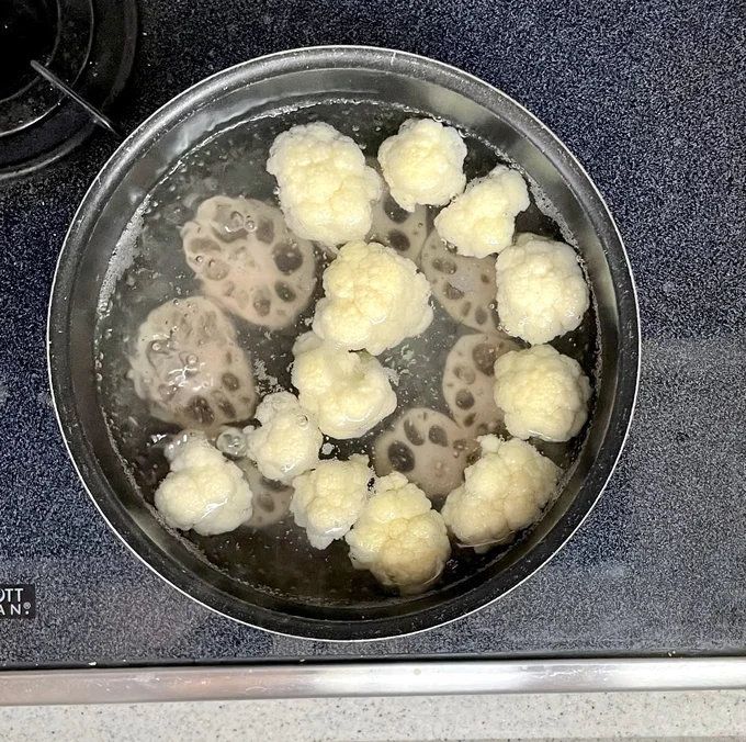 カルフラワーとレンコンはサッとゆでます