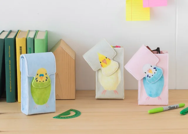 小鳥好き思わず胸キュン！ 開けると首をかしげるインコのスタンドケースがかわいすぎる