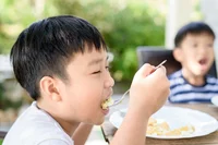 ピクニックスタイルが効果絶大!? “ご飯を食べない子ども”に食べさせるママたちのテクニック