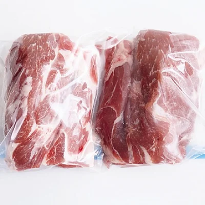 豚バラかたまり肉に比べ、脂身の少ない肩ロース肉を使用。塩を手でもみ込み、しっかりなじませることで、うまみが凝縮する