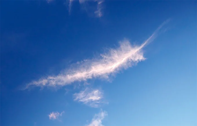 まるで鳥の羽根のような雲