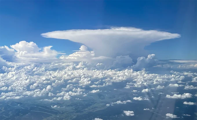 かなとこ雲を伴なった積乱雲