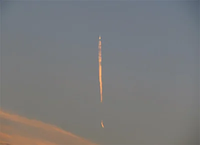 空を昇っているように見えるが、実際には同じような高さを飛んで観察している方向へ近づいてきている