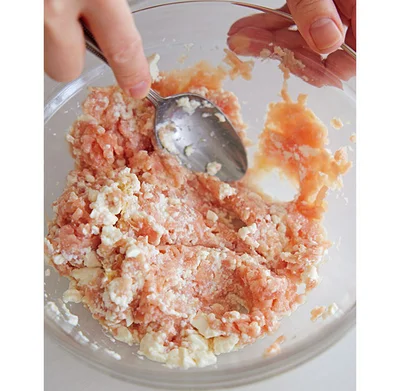 スプーンの背でひき肉の粒を潰すようにして混ぜると粘りが出やすい。
