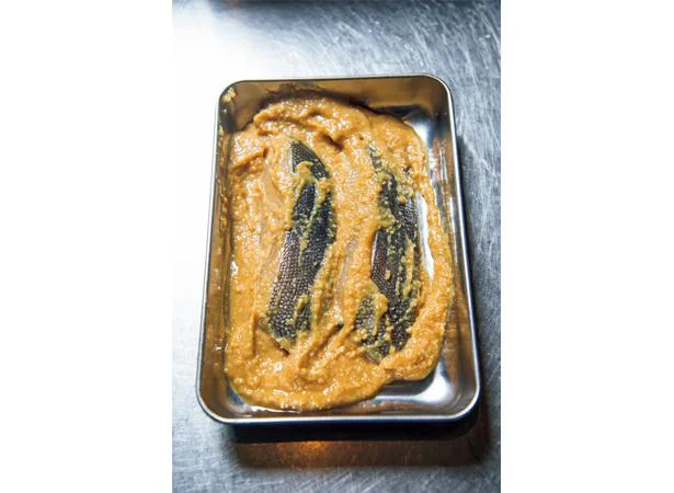 銀だら全体に調味料をぬりつけ、冷蔵室で1〜2日おく。