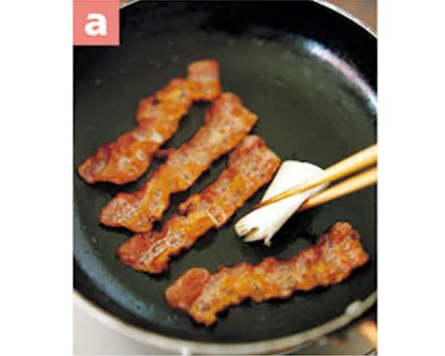 ベーコンは、出てきた脂を拭き取りながらカリッと焼く