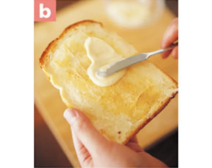 初めにバターをぬってパンの表面をコーティング