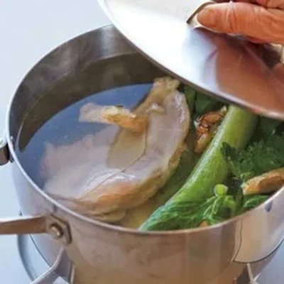 煮立ったゆで汁に入れて、余熱で火を通す。余熱を生かして低温調理風に火を通すと、驚くほどしっとり