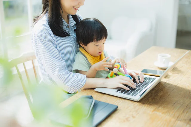 主に仕事をしていたのは、下の子がお昼寝しているときや、夜、子どもたちを寝かしつけた後