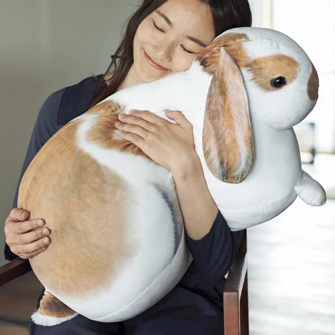 でかさこそ究極の癒やし 世界最大級のたれ耳うさぎ フレンチロップイヤー の実寸大クッション 画像2 2 レタスクラブ
