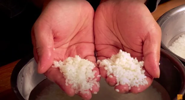 30分浸水したお米と、浸水させたばかりのお米を見比べると…