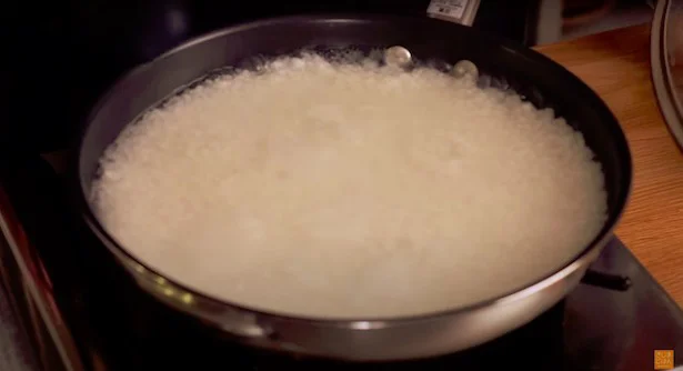 ふつふつと湧いてきました▶︎フライパン炊きならではの一手間とは？