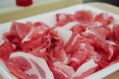 【写真を見る】豚肉とらっきょうは好相性。らっきょうの栄養成分が豚肉のビタミンB1の吸収を高めてくれる