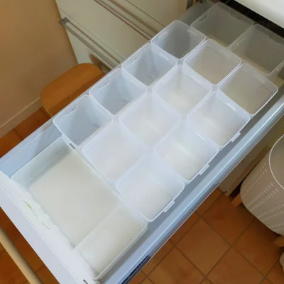 くつした整理カップを並べて、手前に無印良品の『ポリプロピレンデスク内整理トレー2』を置いたらシンデレラフィット！