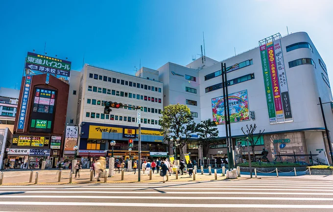 駅前は商業施設が建ち並ぶ神奈川県央の中心都市「本厚木」