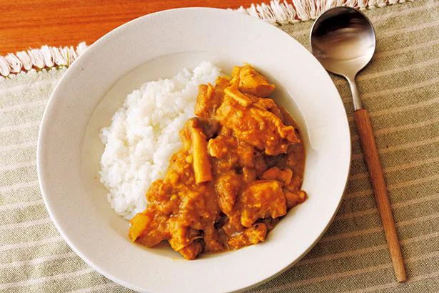 梅干しが味のポイントに!「チキンカレー」
