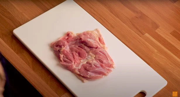 スーパーで買ってきた状態の鶏のもも肉▶このあと肉を復元します!