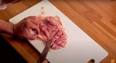 【プロの技】食感と味が劇的に変わる！きじま流“鶏もも肉の切り方”【保存版】