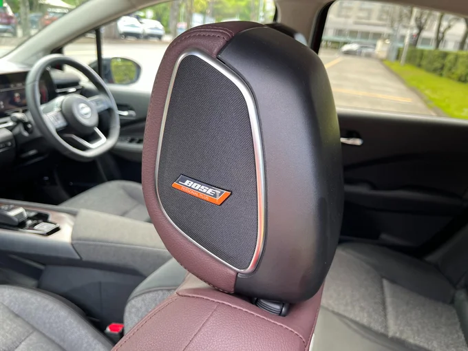 ヘッドレストの「BOSE」スピーカー