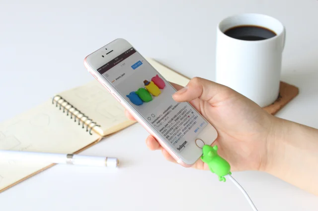 充電タイムが楽しくなる！ ゆるかわな12種類の動物たちがスマホに噛みつく充電ケーブル
