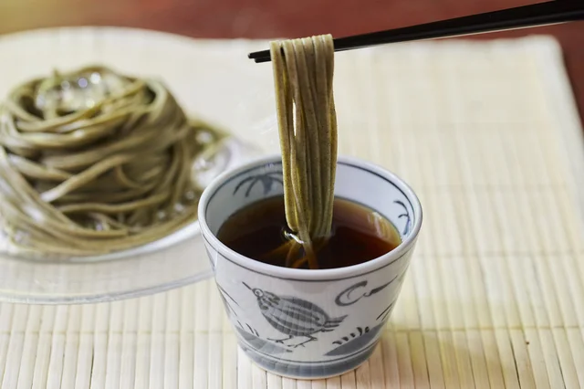 この夏はスーパーフード・苧（からむし）入りのサラダうどんが見逃せない！