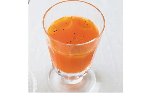 にんじんジュース。仕上げにオリーブ油とこしょうで大人味に!