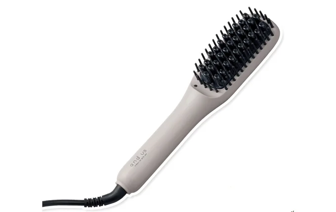 【and us】ヒートヘアブラシ ¥1,650/3COINSの激推しグッズ(1/8)