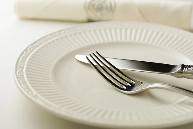 食卓用ナイフの先が丸くなっている理由。あるマナー違反をやめさせるためだった！／子どもに話したい雑学（13）
