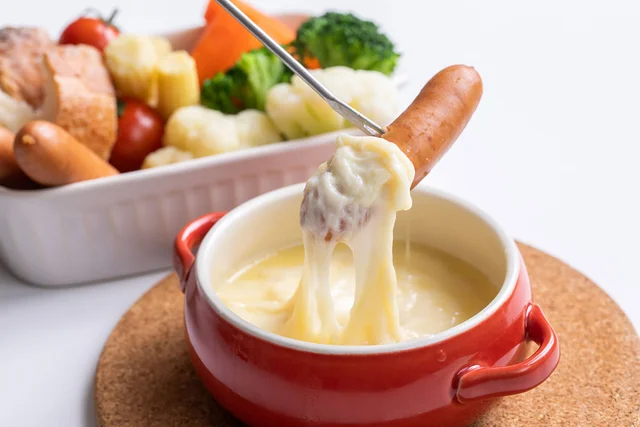 どうして溶けると糸を引くの？とろけるチーズと普通のチーズの違い／子どもに話したい雑学（26）