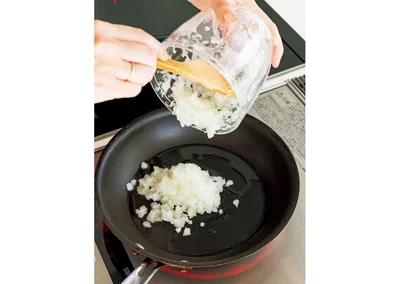 みじん切りにした食材は、ふたをあけてそのままフライパンへ投入できる／まだある！調理の悩みを解決する100円グッズ（3/9）
