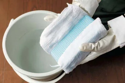 厚地の雑巾で大きめの風呂用スポンジをくるむと網戸掃除がラク！