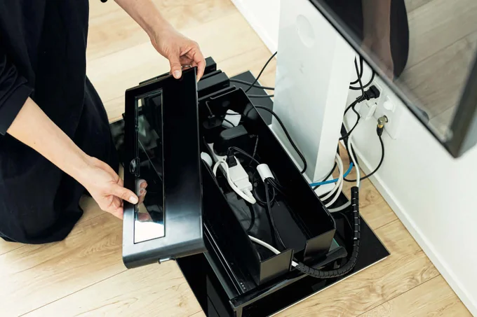 電源タップと余ったコードはボックスに隠す!