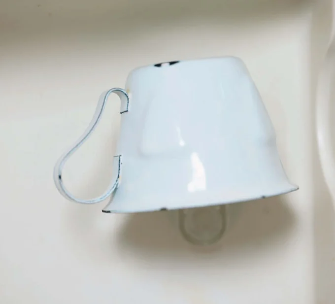 浮かせるフックがコップ置き場に