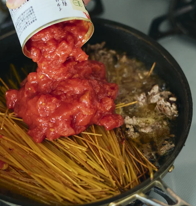 トマトを加えてスパゲッティをほぐしながら混ぜる。