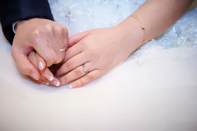 結婚指輪は2人を結ぶ愛の証？なぜ左手の薬指にはめるのか