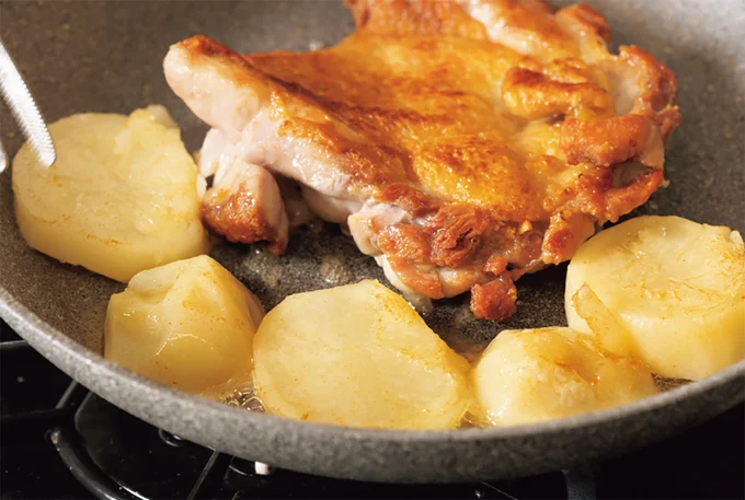 じゃがいもに鶏肉の脂を吸わせる