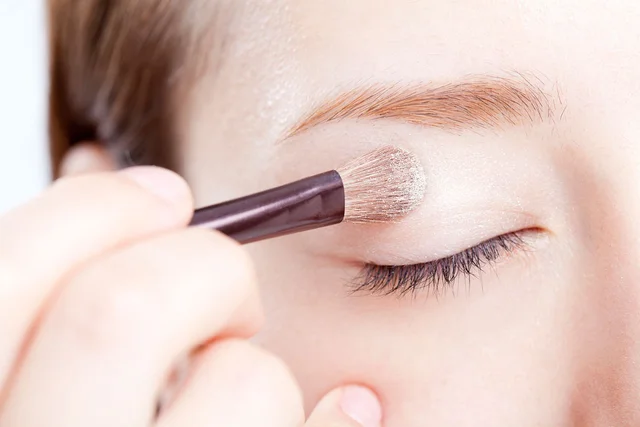 「アイシャドー」を目の周りに塗るようになった意外な理由とは？／子どもに話したい雑学（46）