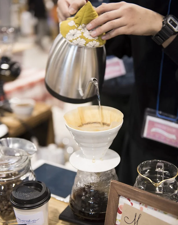 厳選されたおいしいコーヒーや紅茶が味わえるカフェスペースでくつろぐことも