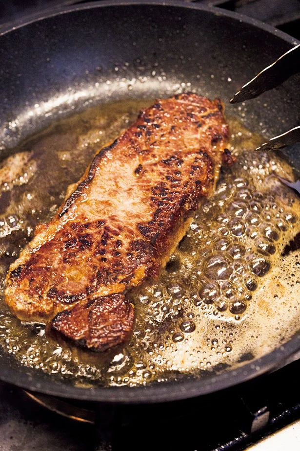 焼く前のひとワザで全然違う！「ステーキ」を極上に仕上げるプロのコツ！