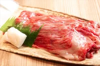【日本を代表する最高級和牛】脂がのった米沢牛×すき焼きは悶絶級のおいしさ！