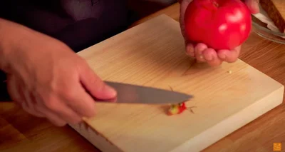 先端部分を大きくあけるて握ると、包丁がトマトに深く刺さって、手をケガするので注意！