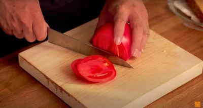 トマトを1cm幅の薄切りにする▶︎トマトが切りづらいときはこの方法を試してみて！