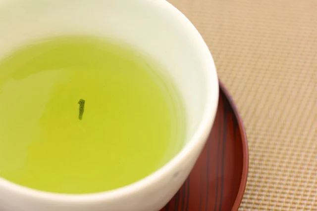 「茶柱が立つと縁起がいい」というのは本当？どうして縁起がいいの？／子どもに話したい雑学（54）