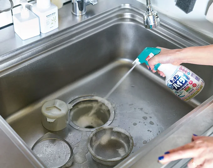 掃除が難しい浴室の天井や壁が、水や洗剤を使わずにキレイにできます！