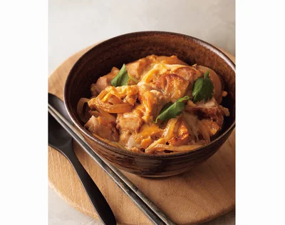 焼き鳥屋の〆に出てくる親子丼のような香ばしい焼き色