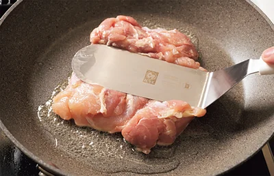 鶏肉は焼き目をつけて香ばしく