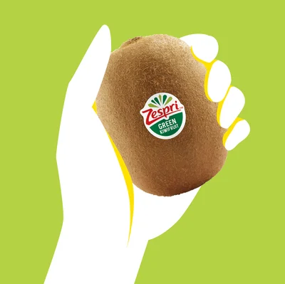 ゼスプリによると、キウイの食べごろは優しく包み込むように持って、弾力を感じるくらいになったら。（買ってから試してみてくださいね）まだ硬いときはバナナやりんごなどのエチレンの出る果物と一緒に袋に入れて室温で２～３日でると追熟が進みます。食べごろになったら冷蔵庫で保管を