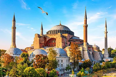 ハギア=ソフィア聖堂。トルコ名は「アヤ=ソフィア」。1453年オスマン帝国占領時にモスク化→20世紀にトルコ共和国になり博物館に→2020年に再びモスク化された経緯を持つ。