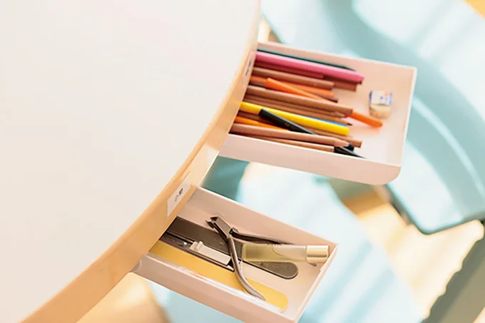 インスタグラマー・akiさんは、ダイニングテーブルの下に引き出しを取り付け。ネイルケア用品や色鉛筆などすぐに使うものを収納