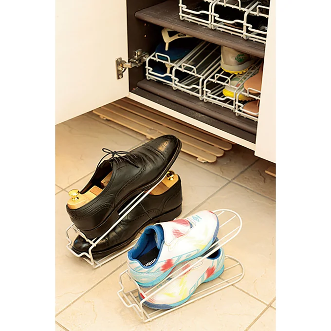 インスタグラマー・akiさんは、左右の靴を重ねて収納することで省スペースを実現。サイズを変えられるアイテムなので、子どもの靴も大人の靴も同じように収納できます
